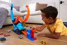 Foto van speelgoed Hot_Wheels_City_TRex_ChompDown_Mattel_lifestyle_02_01HKX4.jpg